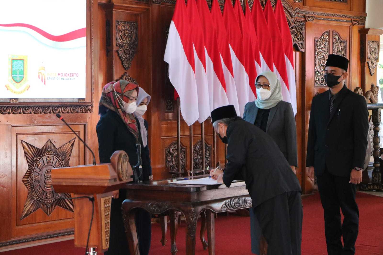 Walikota Lantik 20 Pejabat Administrator dan Pengawas Walikota Lantik 20 Pejabat Administrator dan Pengawas