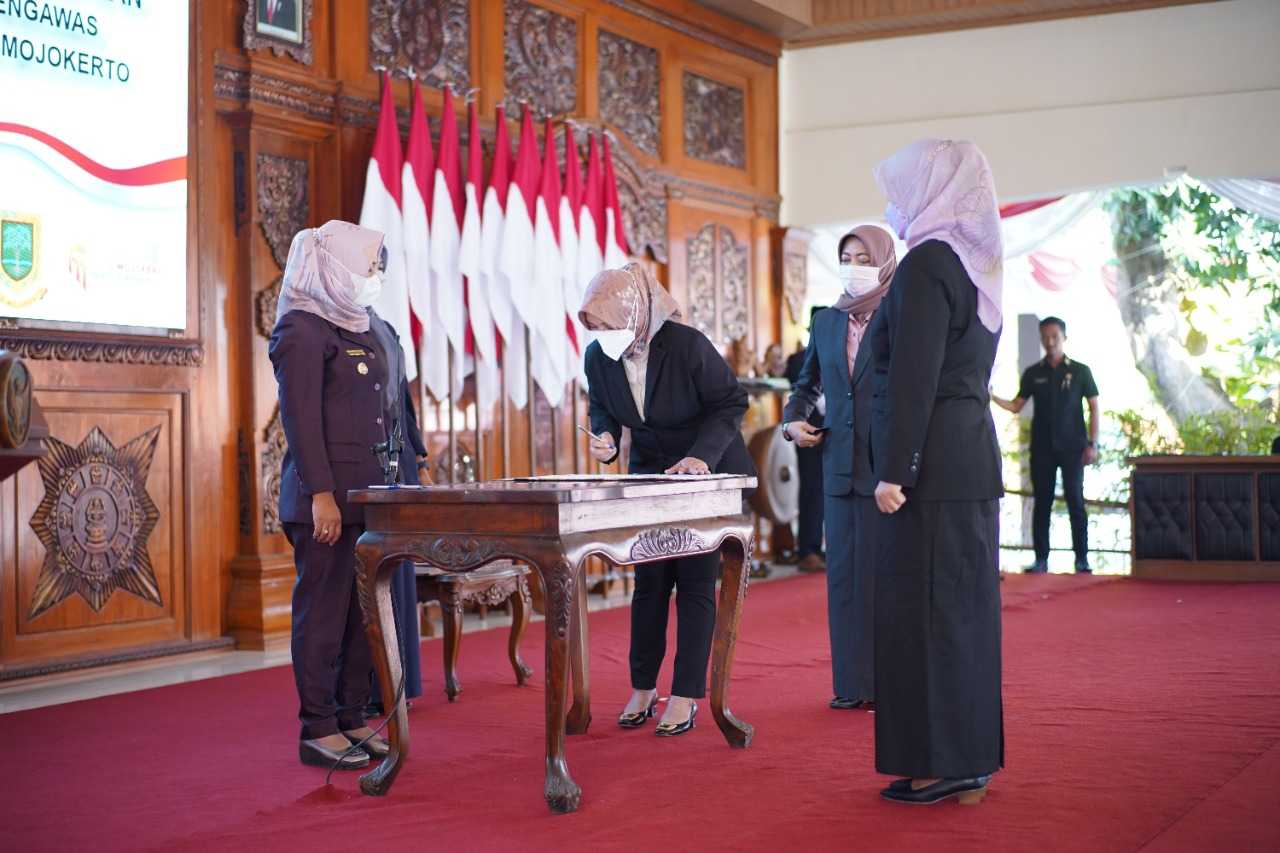 Lantik 7 Pejabat Administrator dan Pegawas, Walikota Mojokerto Tekankan Amanah dan Adaptif