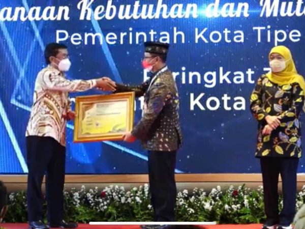 Penyerahan Penghargaan BKN Award oleh Wakil Kepala Badan Kepegawaian Negara kepada Pemkot Mojokerto