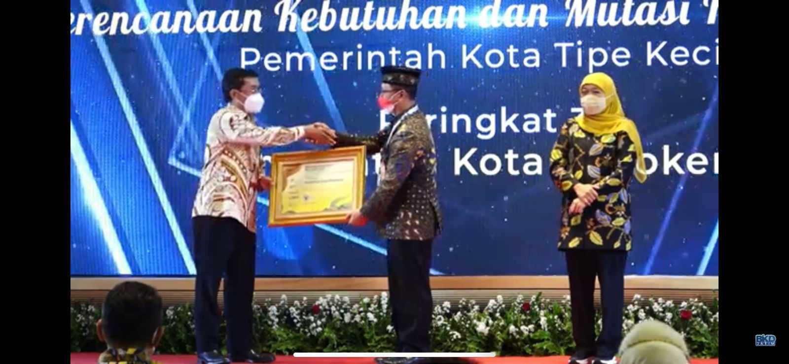 Penyerahan Penghargaan BKN Award oleh Wakil Kepala Badan Kepegawaian Negara kepada Pemkot Mojokerto
